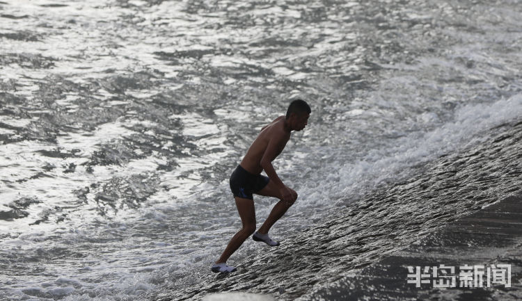 跳海|青岛澳门路音乐广场附近：外地来青男青年下海游泳遇险 两市民奋不顾身跳海救人