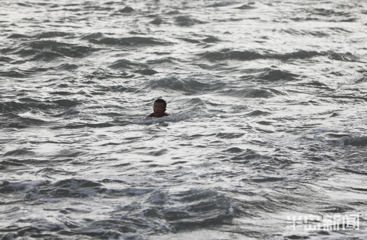 跳海|青岛澳门路音乐广场附近：外地来青男青年下海游泳遇险 两市民奋不顾身跳海救人