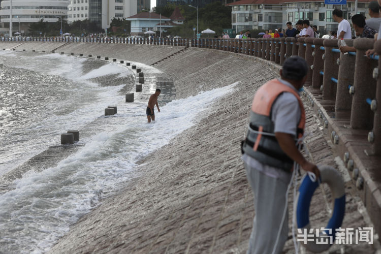 跳海|青岛澳门路音乐广场附近：外地来青男青年下海游泳遇险 两市民奋不顾身跳海救人