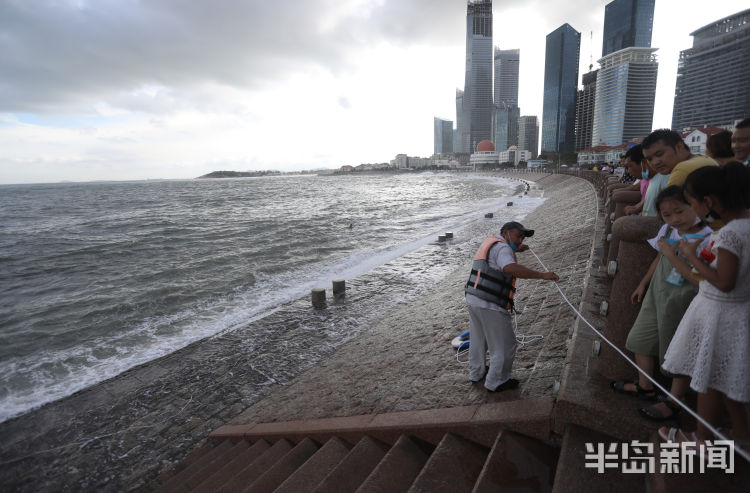 跳海|青岛澳门路音乐广场附近：外地来青男青年下海游泳遇险 两市民奋不顾身跳海救人