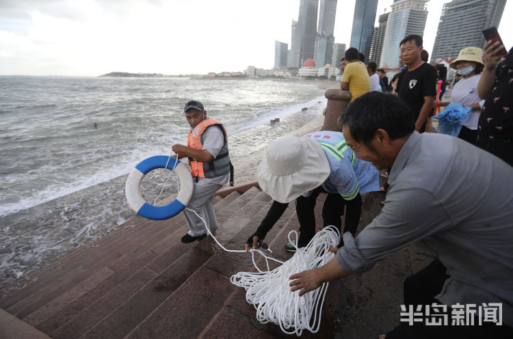 跳海|青岛澳门路音乐广场附近：外地来青男青年下海游泳遇险 两市民奋不顾身跳海救人