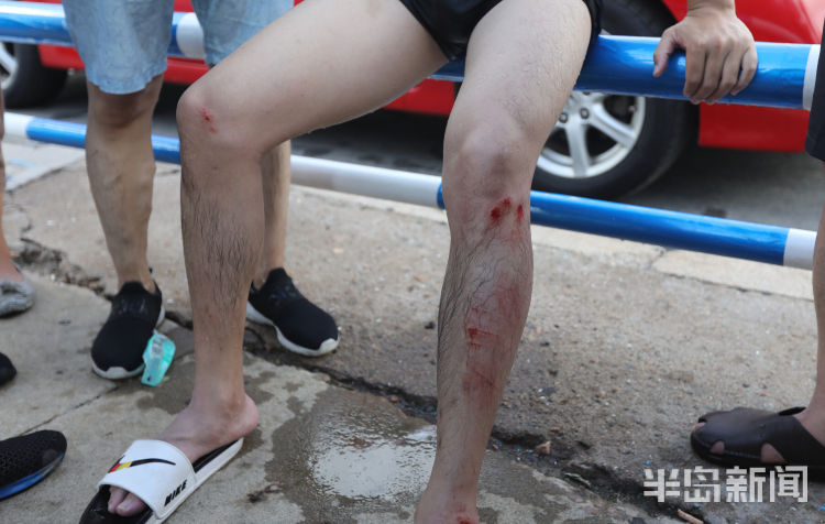 跳海|青岛澳门路音乐广场附近：外地来青男青年下海游泳遇险 两市民奋不顾身跳海救人