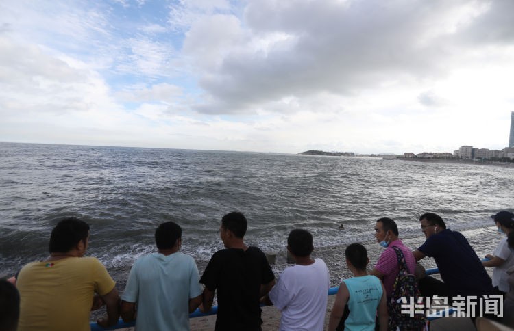 跳海|青岛澳门路音乐广场附近：外地来青男青年下海游泳遇险 两市民奋不顾身跳海救人
