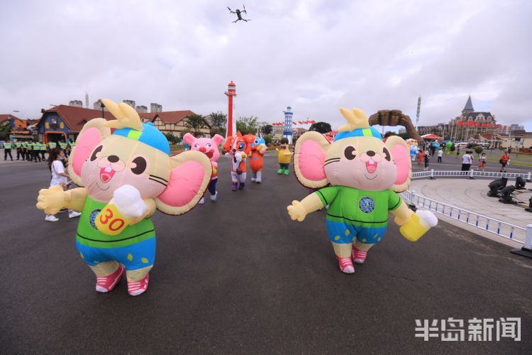 巡游|青岛金沙滩啤酒城：艺术巡游一道流动的风景线