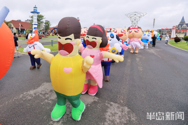 巡游|青岛金沙滩啤酒城：艺术巡游一道流动的风景线