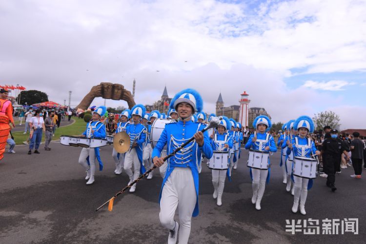 巡游|青岛金沙滩啤酒城：艺术巡游一道流动的风景线