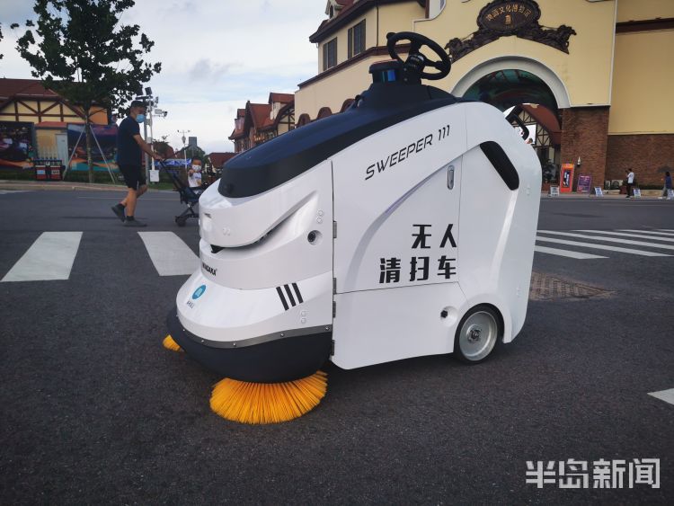 小萌车|青岛金沙滩啤酒城：小萌车扫路面“一个顶仨”还礼让行人