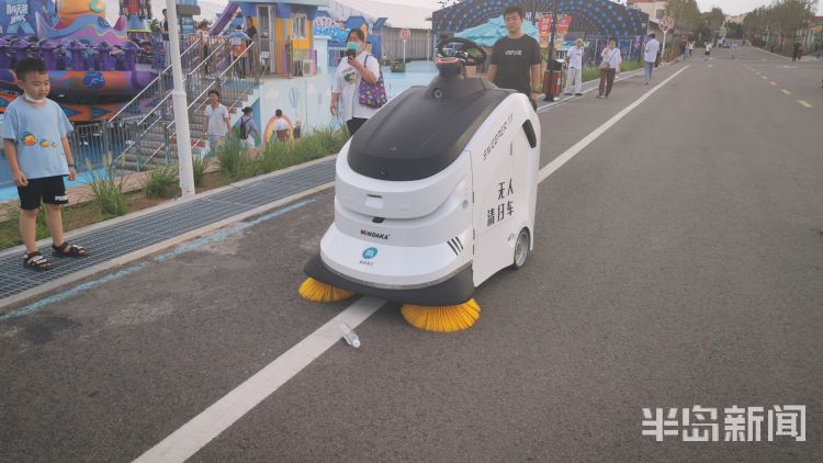 小萌车|青岛金沙滩啤酒城：小萌车扫路面“一个顶仨”还礼让行人