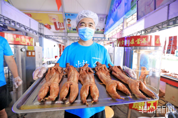 啤酒|探营青岛金沙滩啤酒城督威啤酒大篷：品比利时瑰宝 享饕餮盛宴