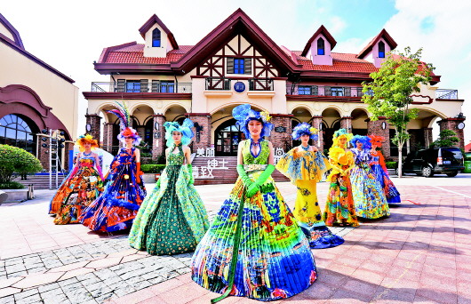 |啤酒女郎华服融合啤酒文化 为金沙滩啤酒城增添美丽风景线