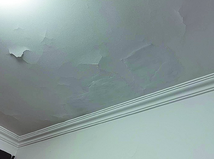 |楼顶漏水没人给修 青岛大山宝城顶楼居民遭遇闹心事