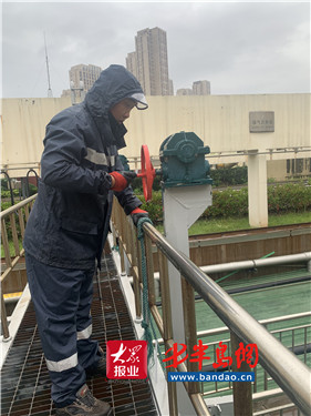 |加油！风雨中的城市洗水人