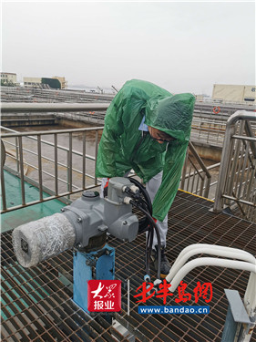 |加油！风雨中的城市洗水人