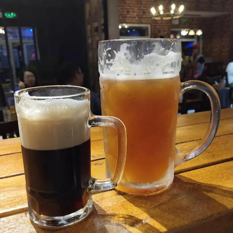 精酿|记者探访金沙滩啤酒城内德华精酿啤酒馆：精酿鲜啤当天产当天运