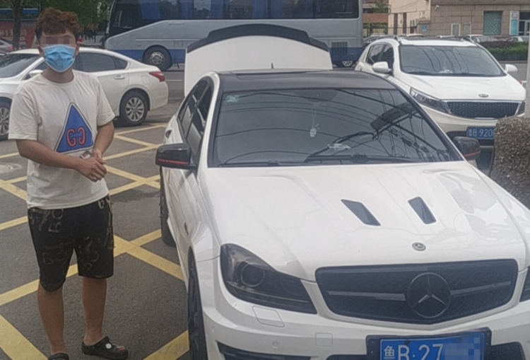 炸街|胶州一小伙暑假瞒着家人改装奔驰出门“炸街” 炫酷不成反吃罚单