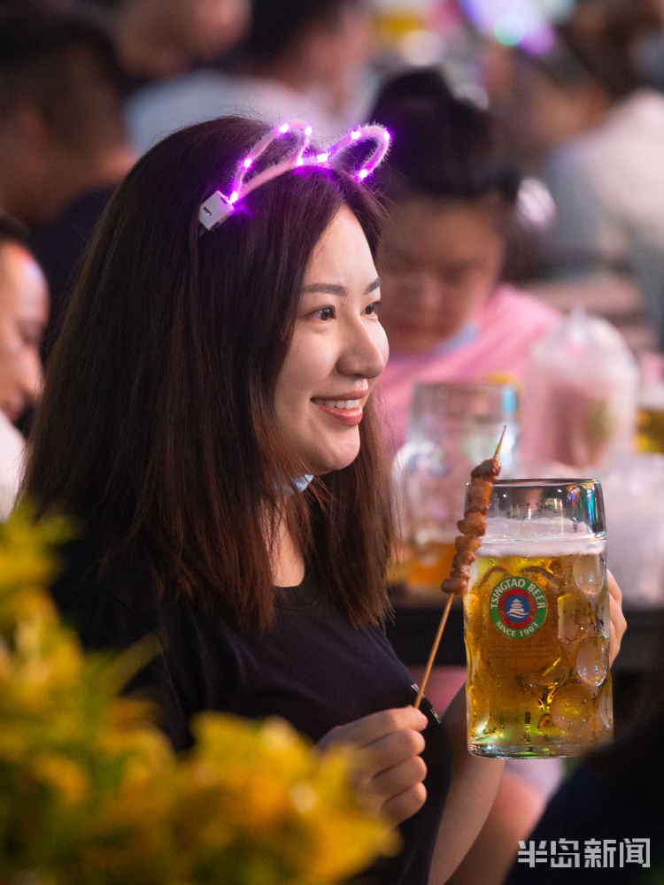 欢颜|金沙滩啤酒城：笑脸构成啤酒节最美风景