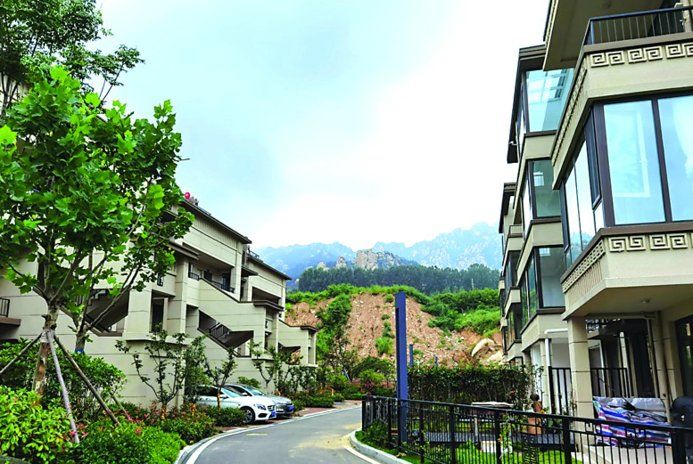 |青岛西海岸新区康大观山樾小区多名业主反映地下室漏水 有人家中沙发地砖“打水漂”