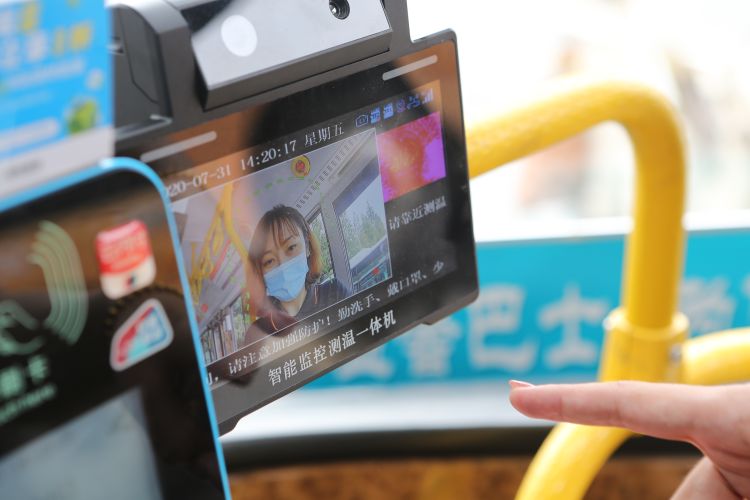 上设|青岛463路车上设红外智能测温机 在山东省公交系统内率先启用