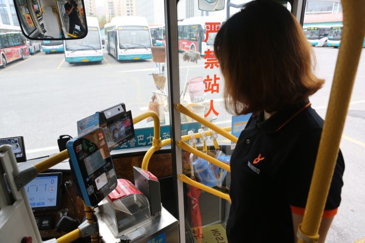 上设|青岛463路车上设红外智能测温机 在山东省公交系统内率先启用