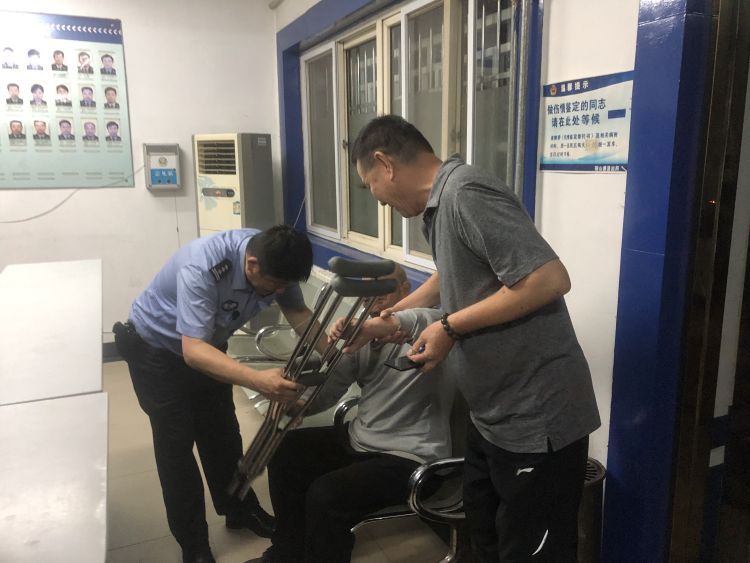 八旬|八旬老人迷路 青岛鞍山路派出所民警及时救助