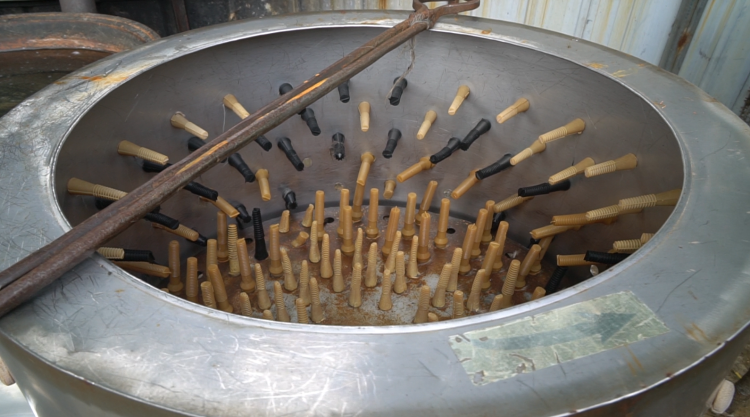 屠狗|记者直击即墨屠狗黑窝点救狗现场：泼水、抡铁锨、夺相机……志愿者遭遇狗贩夫妇“全武行”