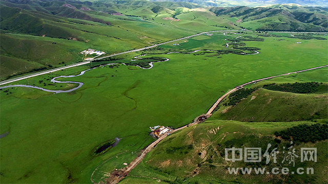 |【幸福花开新边疆】航拍乌兰毛都草原 看骏马奔腾