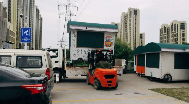 下私|高压线下私搭乱建无证市场 青岛西海岸辛安综合执法中队拆除