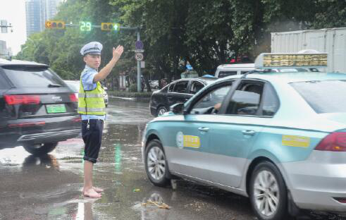 |山东连日降雨 “乘风破浪”的山东大汉们感动全网