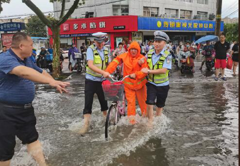 |山东连日降雨 “乘风破浪”的山东大汉们感动全网