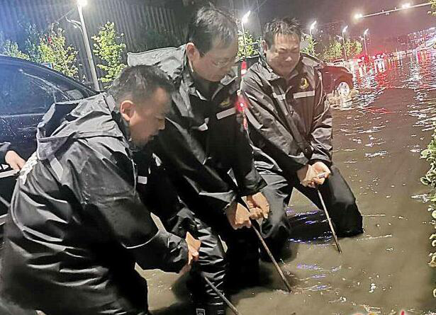 |山东连日降雨 “乘风破浪”的山东大汉们感动全网