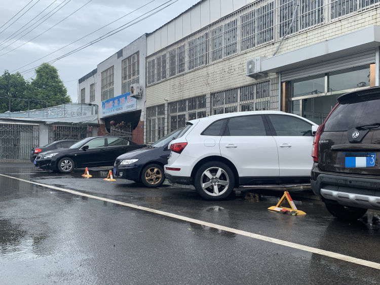 李沧|地锁上了行车道 青岛李沧交警冒雨拆除还路于民