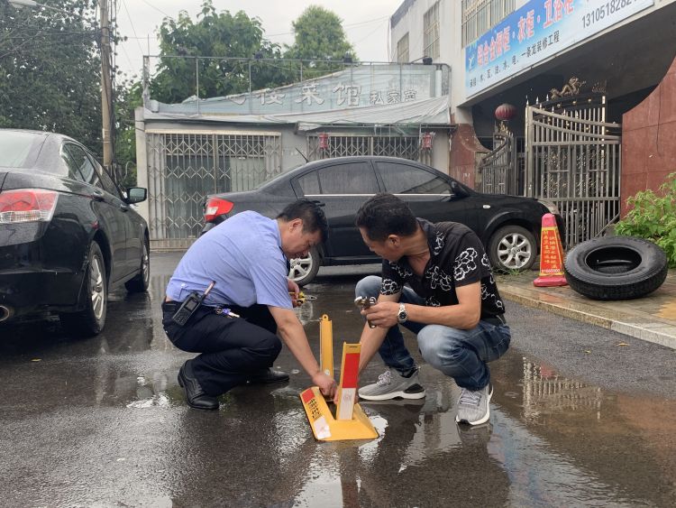 李沧|地锁上了行车道 青岛李沧交警冒雨拆除还路于民