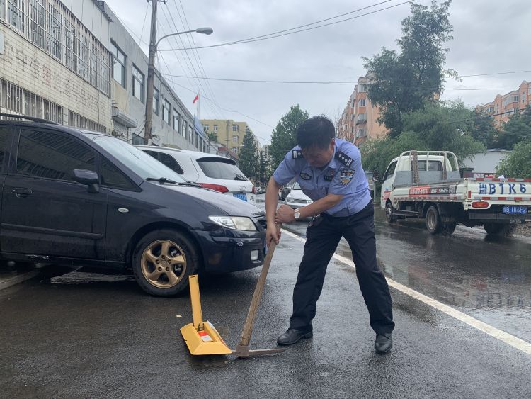 李沧|地锁上了行车道 青岛李沧交警冒雨拆除还路于民