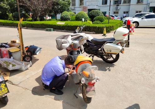 群众|群众事无小事 即墨交警上门为群众办理电动车挂牌