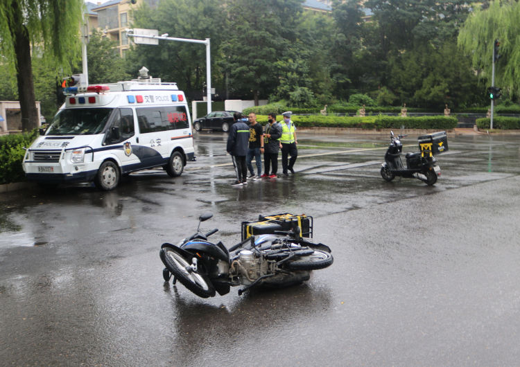 外卖|城阳俩外卖小哥送餐途中相撞 致一人锁骨骨折