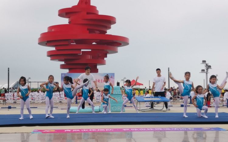 健美操|柔道武术健美操齐上阵 近千人参与拉开青岛全民健身日活动帷幕