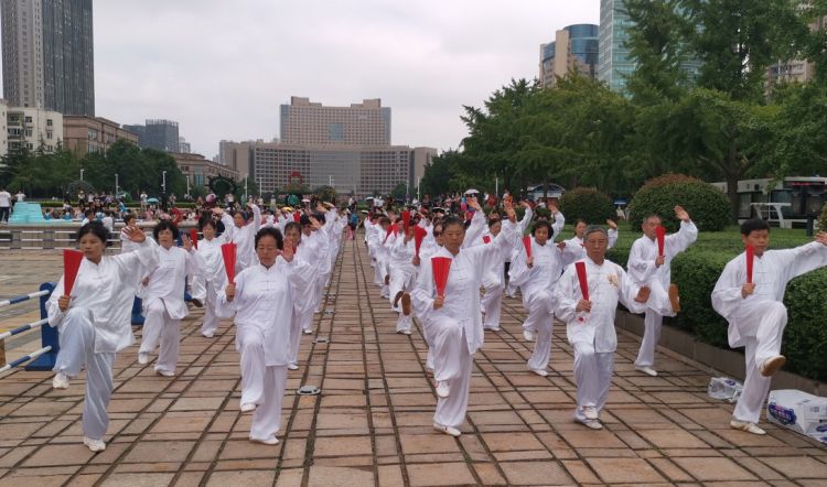 健美操|柔道武术健美操齐上阵 近千人参与拉开青岛全民健身日活动帷幕