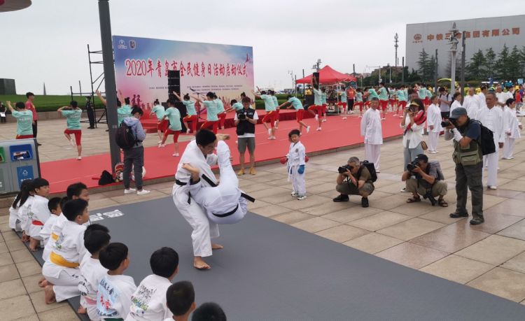 健美操|柔道武术健美操齐上阵 近千人参与拉开青岛全民健身日活动帷幕