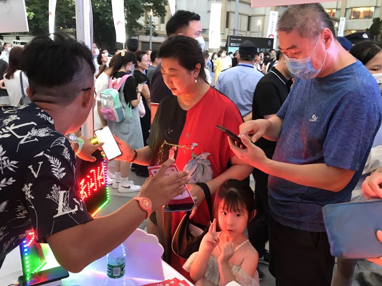 启幕|“2020八八青岛购物节”盛夏大促启幕 未来100天吃喝玩乐全优惠