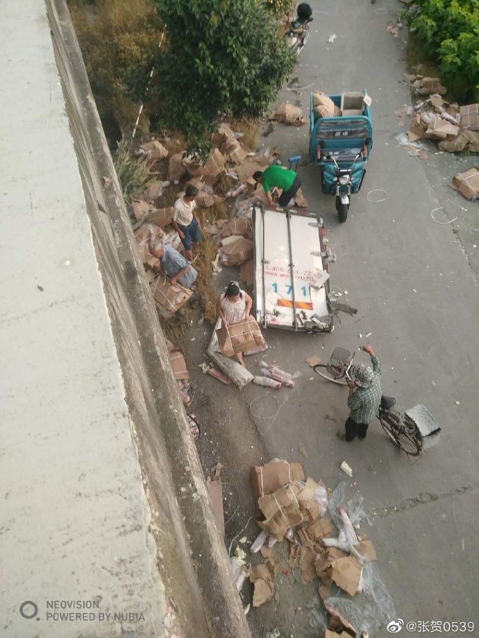 |高速公路遇车祸后货物遭哄抢 临沂网友：10吨猪肉只剩3吨 车门也被拉走了