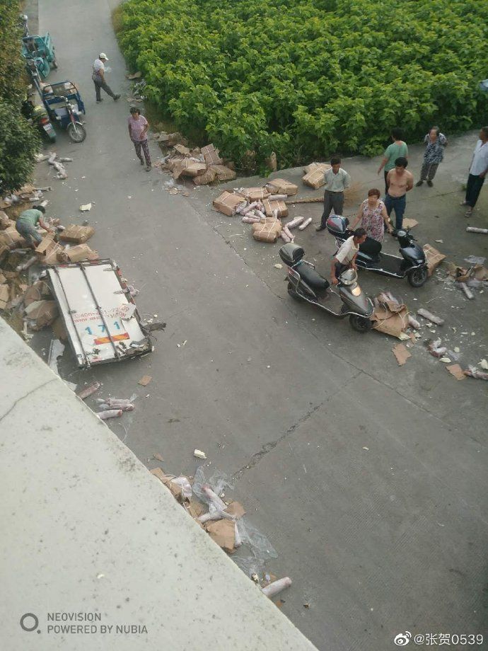 |高速公路遇车祸后货物遭哄抢 临沂网友：10吨猪肉只剩3吨 车门也被拉走了