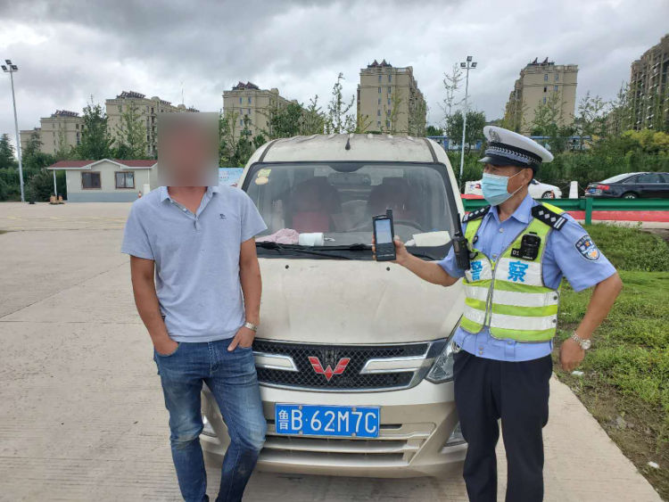 弃车|酒司机路遇检查弃车狂奔 青岛交警战术围堵成功抓获