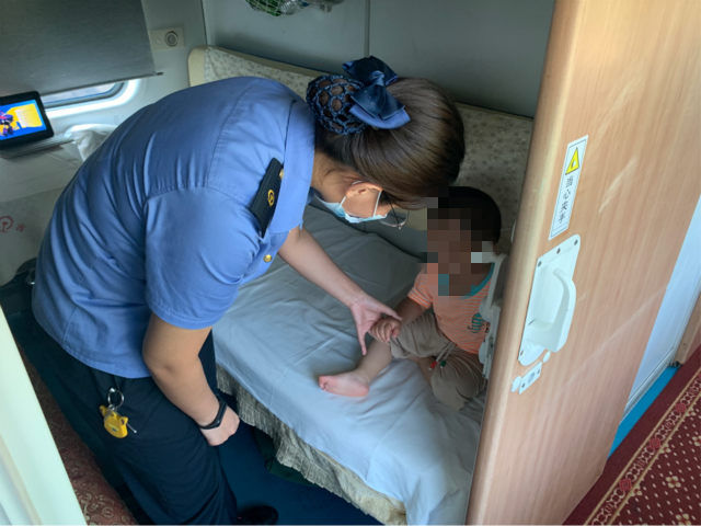 助其|青岛开往南宁列车上两岁娃找不到妈妈 列车员热心助其团圆