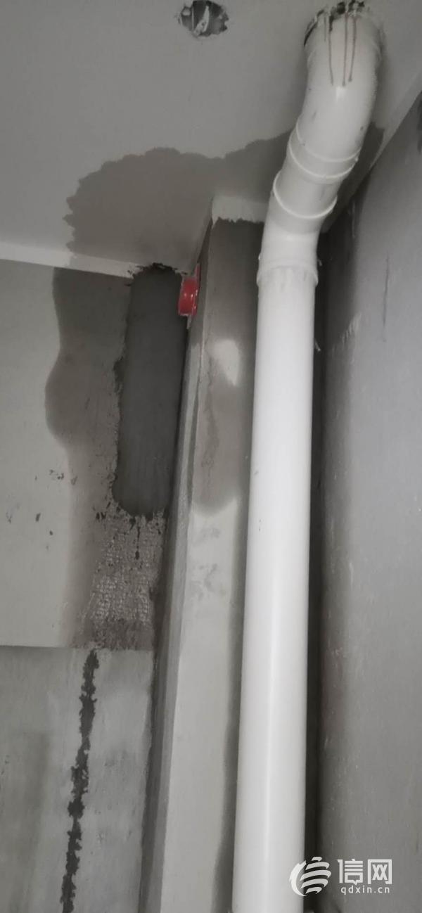 |鲁商泰晤士小镇刚收房就漏水 屋顶防水被人为破坏？