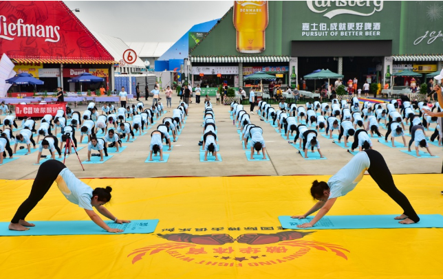 |青岛西海岸新区第四届瑜伽文化艺术节在金沙滩啤酒城举行
