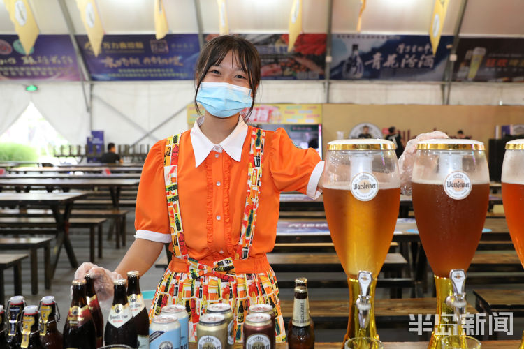 啤酒节|记者探访啤酒城“时尚大脑” 顶级设计师操刀啤酒节普通工服