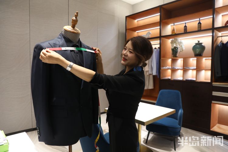 啤酒节|记者探访啤酒城“时尚大脑” 顶级设计师操刀啤酒节普通工服