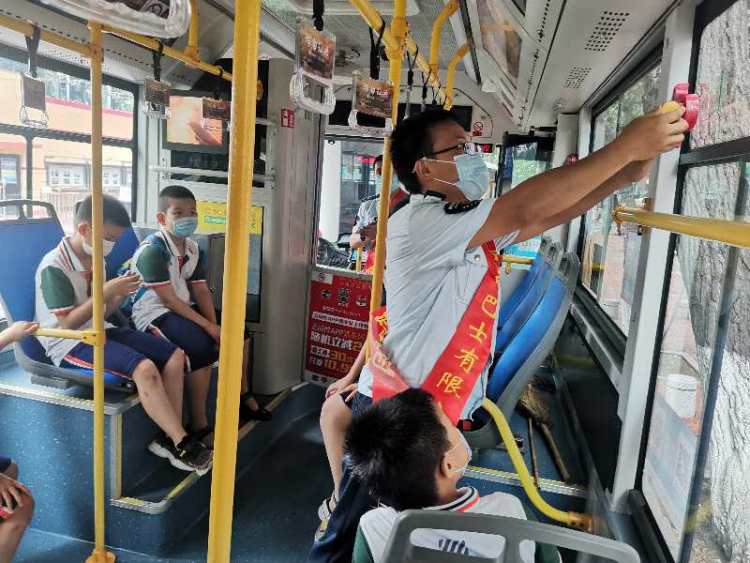 暑期|大手牵小手，小学生暑期安全教育进车厢