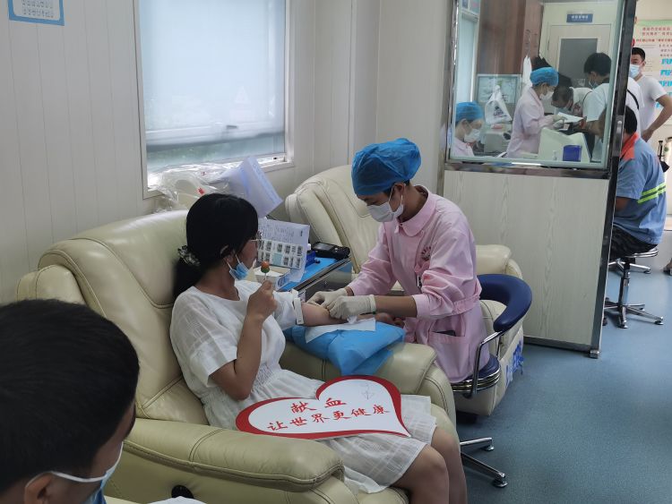 68中|感恩社会关怀 青岛六十八中新疆班学子爱心献血致青春