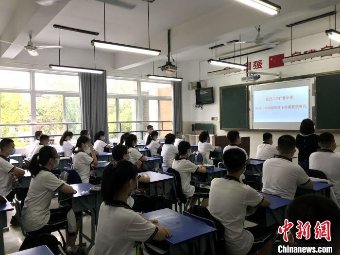 阔别校园七个多月 武汉15.8万名初一、初二学生返校复课